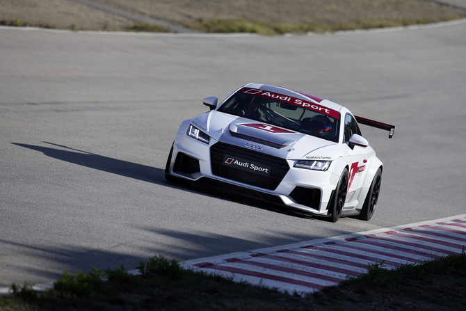 O Audi TT Cup utiliza a mesma estrutura leve de aço e alumínio do TT e pesa um total de 1125kg