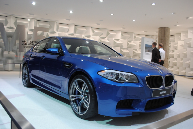 BMW unveils new M5