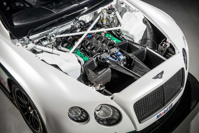 V8 biturbo 4 litres, repositionné à l'arrière du compartiment moteur, système de gestion du moteur Cosworth