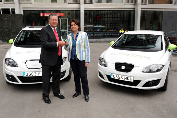 SEAT entrega tres vehículos eléctricos a Barcelona