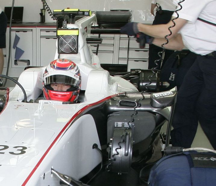 Sauber first team to copy the F-duct system