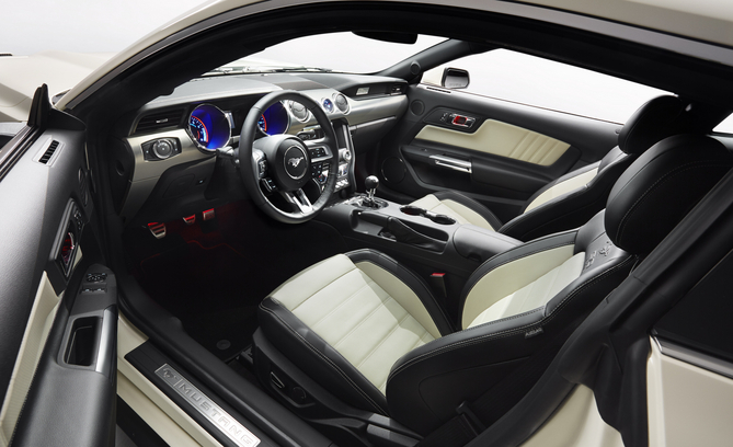 The interior was updated by Ford and includes new trimming in aluminum, in addition to the new logo, new seams and new steering wheel