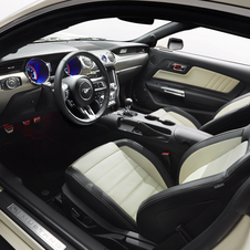 The interior was updated by Ford and includes new trimming in aluminum, in addition to the new logo, new seams and new steering wheel