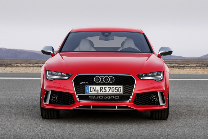 The new RS7 gets LED headlights as standard with a new design and moreover Matrix LED headlights become available as an optional