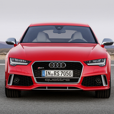 The new RS7 gets LED headlights as standard with a new design and moreover Matrix LED headlights become available as an optional