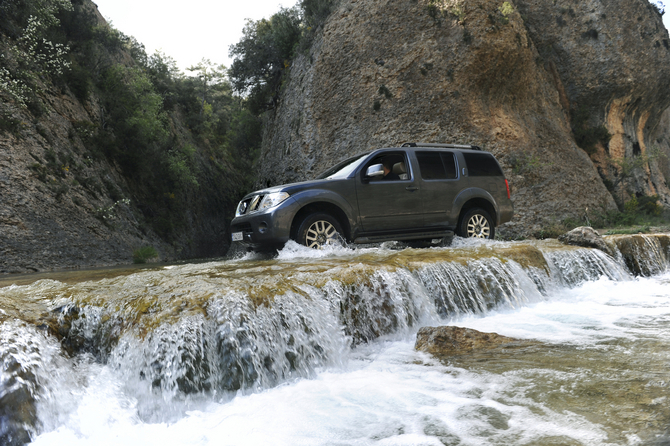 Nissan Pathfinder LE 4X2