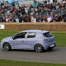 A Renault levou uma versão camuflada do novo carro ao Festival de Goodwood