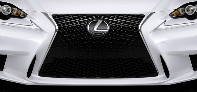 O modelo apresenta a nova grelha da Lexus