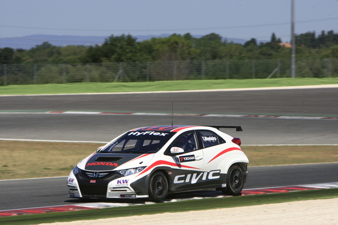 Honda Begins Testing Civic WTCC at Vallelunga