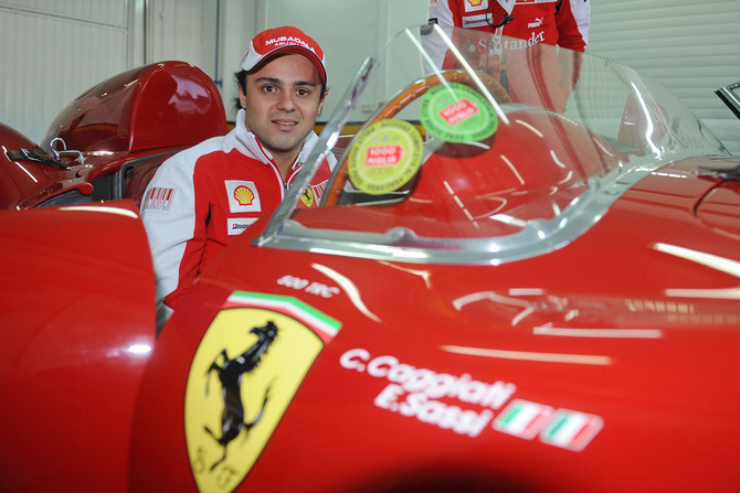 Massa denies pressure for 2011