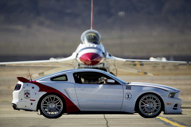 O carro tem um kit de carroçaria mais largo e um motor V8 supercharged