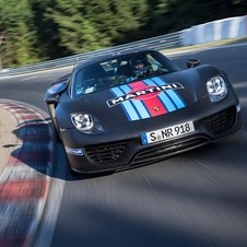 A Porsche teve três pilotos a tentarem estabelecer um novo recorde em Nürburgring