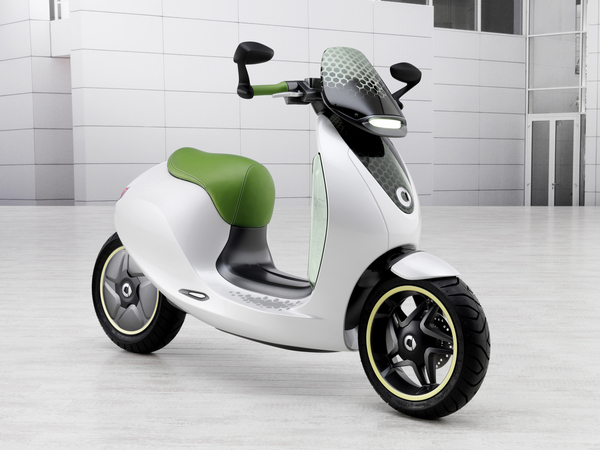 O design da eScooter pega no formato clássico de uma Vespa e moderniza-o