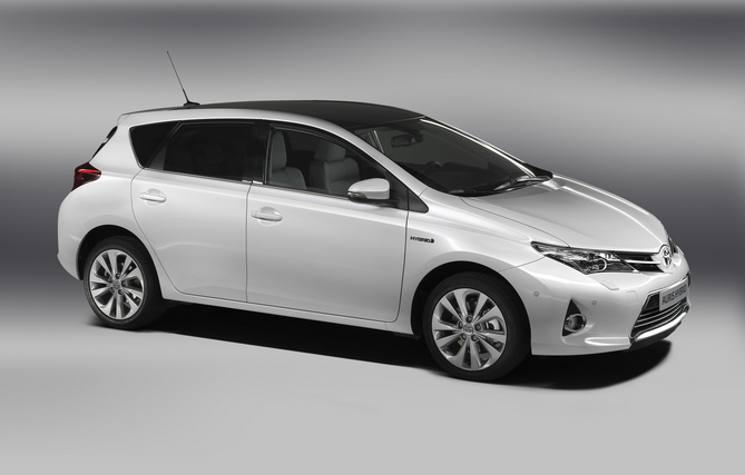 O Auris Hybrid venceu concorrentes europeus