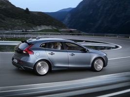 More Photos of Next Generation Volvo V40 Leaked Including Interior Images