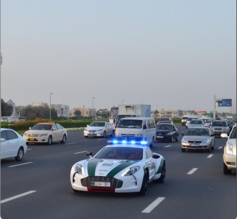 Um dos carros de patrulha é um Aston Martin One-77