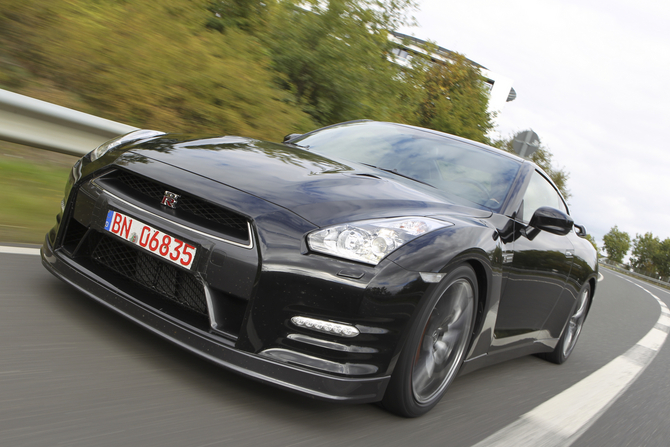 2013 Nissan GT-R Gets Power Boost, Better Suspension and Optional Ceramic Brakes