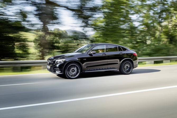 Em termos de design exterior o GLC 43 4Matic Coupé recebe o mesmo tratamento AMG de outros modelos