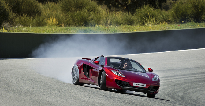 Lancés en Volcano Red, l'une des 17 teintes de carrosserie actuellement disponibles pour la 12C et la 12C Spider