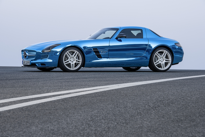 Mercedes-Benz apresenta SLS AMG Coupé Electric Drive