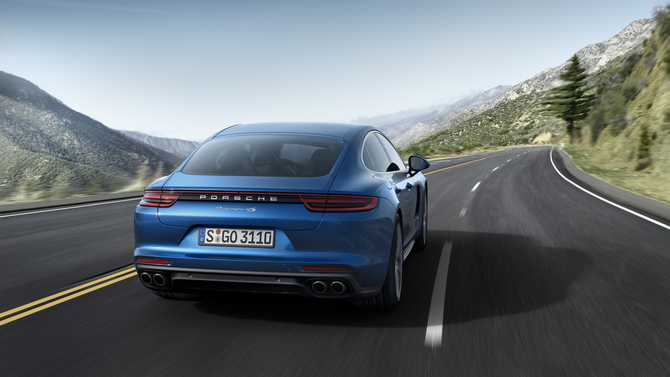 A visually continuous surface together with the lines on the back create a visual link with the Porsche 911