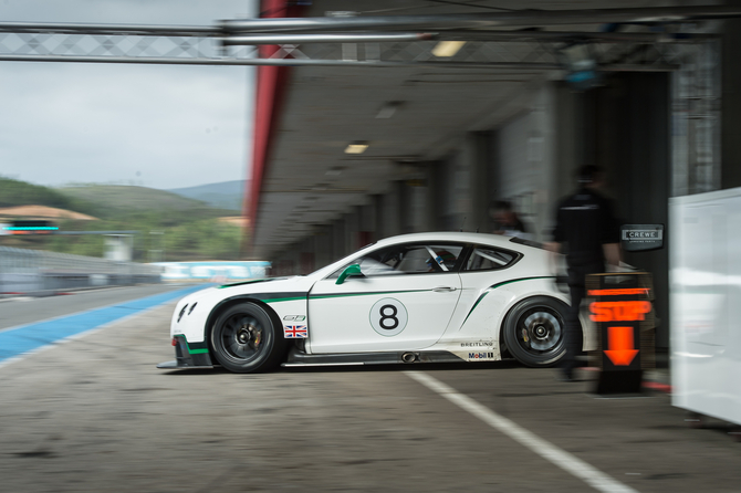 O carro vai competir em corridas de GT3 na próxima temporada