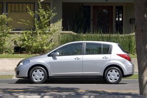 Nissan Versa Hatchback 1.8 SL [Discontinued]