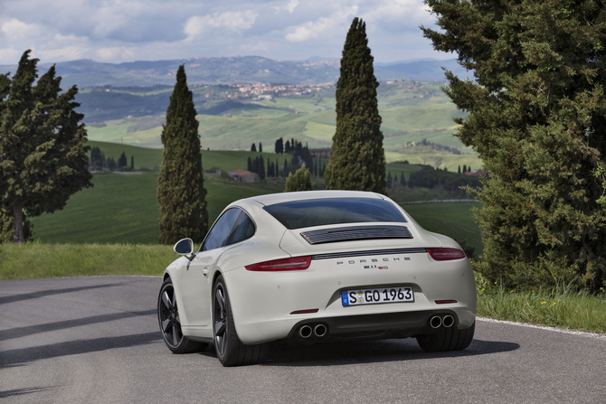 Cette édition limitée de la 911 Carrera S, qui développe 400 ch (294 kW)