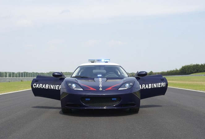 Lotus Gives Two Modified Evoras to Italian Military Police