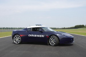 Lotus Gives Two Modified Evoras to Italian Military Police