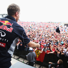 Vettel é o primeiro piloto a vencer oito corridas consecutivas numa mesma temporada