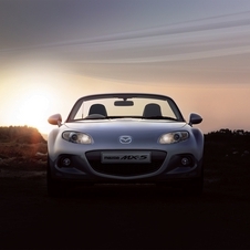 Mazda MX-5 avec un design extérieur plus agressif et un capot moteur qui amortit les chocs