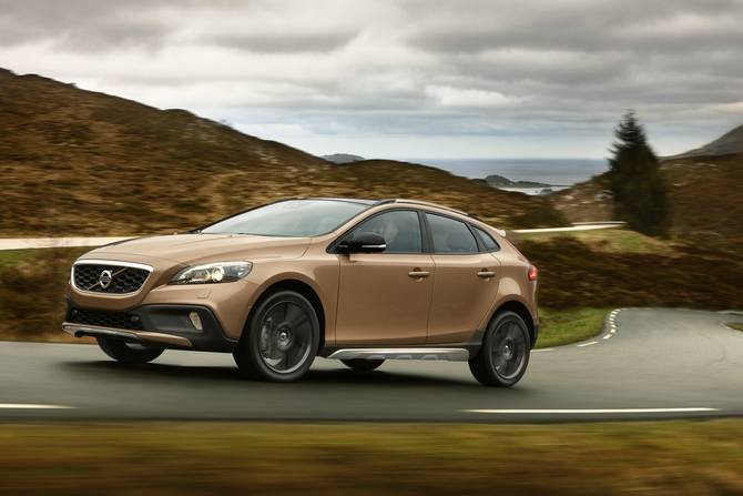 Volvo V40 Cross Country premiers in Paris