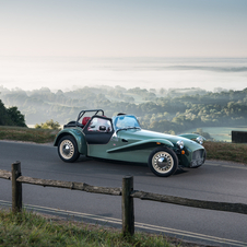 A carroçaria apresenta emblemas retro Caterham e Sprint