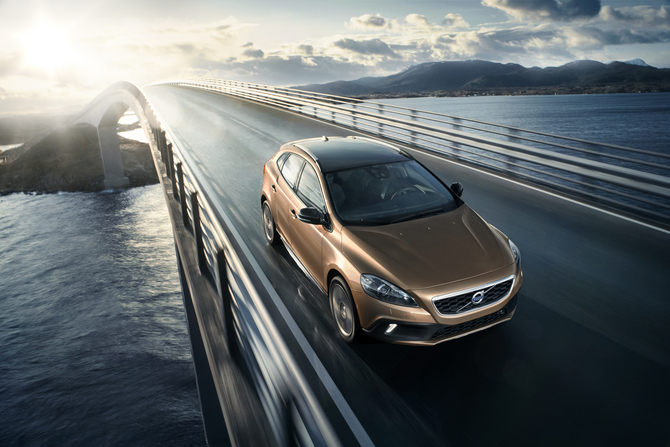 Volvo V40 Cross Country premiers in Paris