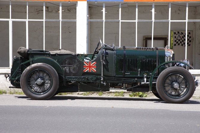 L'autre Bentley Blower figurant sur la ligne de départ des Mille Miglia a quant à elle été achevée en 1930 