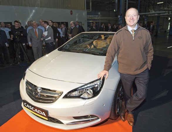 Steve Girsky, Président du Conseil de surveillance, avec le premier cabriolet sorti de chaine.