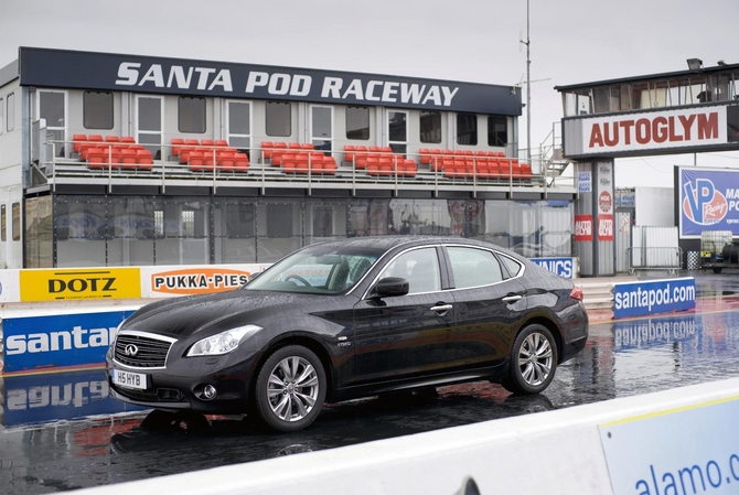 Infiniti M35h Sets Guinness Record as Fastest Full Hybrid Car