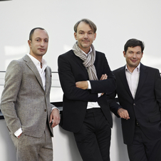 Habib (links) mit dem Leiter des BMW Group Design Adrian van Hooydonk (Mitte) und Leiter des Interieur Design Marc Girard