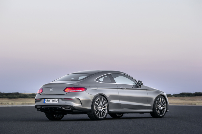 The rear design is inspired on the S-Class Coupé