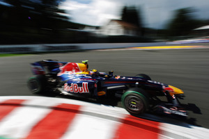 Webber takes pole in rainy practice