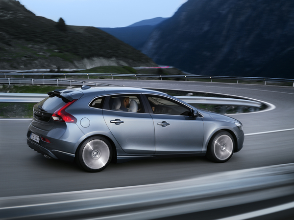 Volvo lança oficialmente o modelo V40