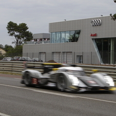 Audi and Peugeot fighting for victory in the 24 Hours of Le Mans