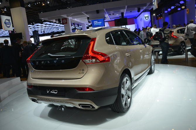 Volvo V40 Cross Country premiers in Paris