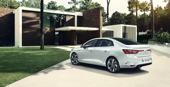 The panoramic roof that connects the windshield and rear glass gives an extra elegance to the Grand Coupé