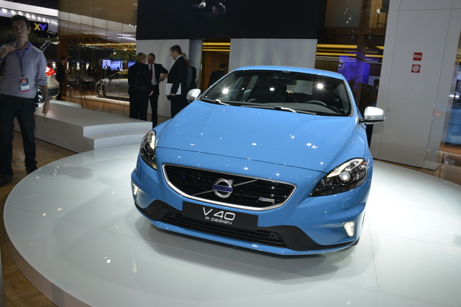 *ATUALIZADO* Volvo lança linha V40 R-Design com suspensão mais dura e melhores acabamentos