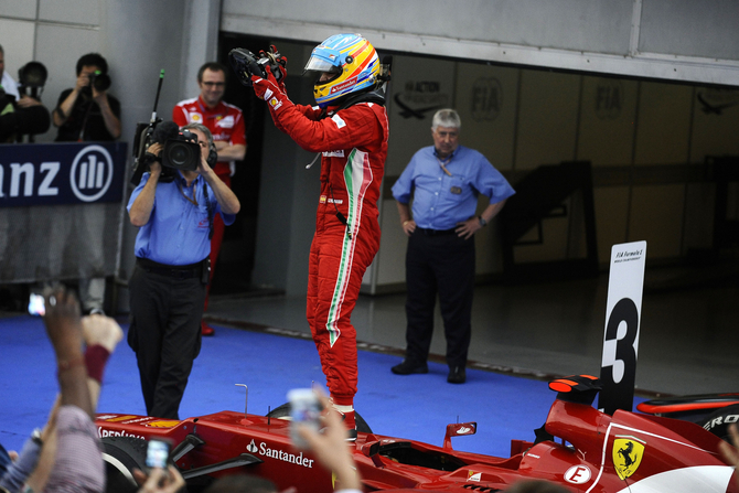 Alonso takes win in wet race in Sepang