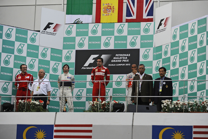 Alonso takes win in wet race in Sepang