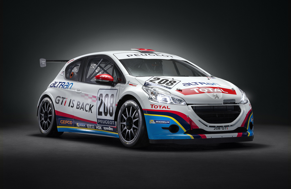 The 208 GTi Peugeot Sport produces 300hp with a six-speed sequential transmission