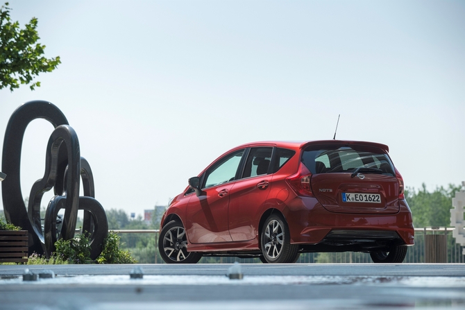 A traseira está equipada com os faróis envolventes para dar ao carro um look mais dinâmico